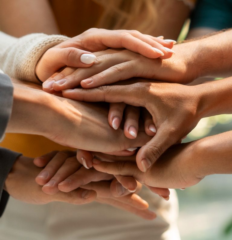 mains les unes sur les autres